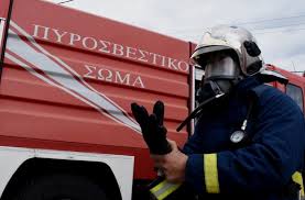 Η φωτιά πλησιάζει τα πρώτα σπίτια στις καμάρες. Fwtia Sth Zhreia Axaias Panw Apo 50 Pyrosbestes Sto Shmeio Libre