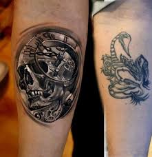 See more ideas about wrist tattoo cover up, tattoos, body art tattoos. Sich Einen Cover Up Tattoo Stechen Lassen Herrliche Designideen Wrist Tattoo Cover Up Cover Up Tattoos For Men Black Tattoo Cover Up