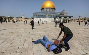Se trata del atentado con más víctimas mortales registrado en jerusalén en varias décadas y aviva el temor a una violencia sostenida en la ciudad, ya alterada por las crecientes tensiones un británico y tres estadounidenses fueron víctimas de un ataque este martes en una sinagoga de jerusalén. Jerusalen Centenares De Palestinos Heridos En La Mezquita De Al Aqsa Videos Aristegui Noticias