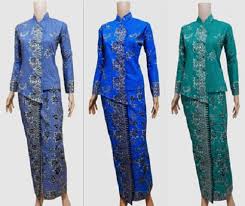 Desain memiliki warna dasar hitam petak secara keseluruhan dengan sentuhan motif ornamen bergelombang menyerupai huruf y yang tersusun dengan begitu rapi. Ini Dia Model Desain Baju Batik Pramugari Terbaru Mxbids Com