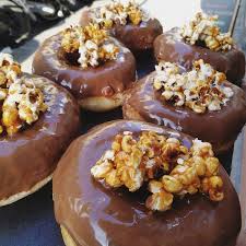 Chocolat Au Lait Surmonte De Popcorn Caramelises Picture Of Humm Donuts Coffee Paris Tripadvisor