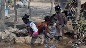 Poco o nada se ha levantado de lo que quedó en ruinas, la miseria, la inseguridad y la insalubridad son rampantes y haití. Lo De Haiti Es Desolador Los Ninos Hacen Galletas De Barro Para Poder Comer Algo