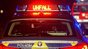 Auf einem feldweg im mittelfränkischen landkreis roth kam es zu einem schweren unfall mit einem quad. Todlicher Autounfall Auf Regennasser Fahrbahn Bayern