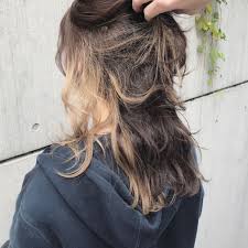 レイヤーたっぷりなロングウルフにランダムなインナーカラーを おろしてる時はもちろん 結んだ時やハーフアップにアレンジした時に良いアクセントになります ロングウルフ インナーカラー カラー