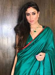 Kareena Kapoor Looks Stunning As She Enjoys Karan Johar S Magical Diwali Bash Hungryboo Kareena Kapoor Saree Saree Hairstyles Kareena Kapoor Khan
