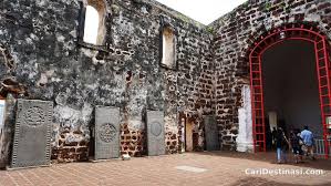 Saint paul's church is a historic church building in malacca city, malaysia that was originally built in 1521, making it the oldest church building in malaysia and southeast asia.it is located at the summit of st. Gereja St Paul Melaka Sejarah Tarikan Utama Pelancong Ke Melaka