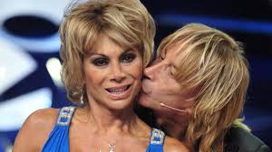 Sito di celebrità con molte foto di celebrità, come simona ventura, il sito contiene più di 150000 foto ed e in continuo aggiornamento. Carmen Russo E Enzo Paolo Turchi La Figlia Maria Oggi Eta Foto Tuttivip