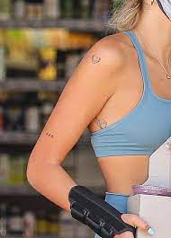 She is the daughter of model cindy crawford and businessman rande gerber. Kaia Gerber Flaunted A New Tattoo While Running Errands With Her Pup Teen Vogue
