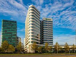 It offers free wifi throughout the entire hotel and modern guest rooms with a personal pillow menu. Hotels In Amsterdam Suchen Die Besten 15 Hotels In Amsterdam Netherlands Von Ihg