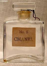 Coco chanel, mujer con una visión única para los negocios, dijo de ella que era el aroma de mujer, no de una rosa. The Original Chanel No 5 I Had No Idea That The Label Was So Minimal And Throughly Contemporary To Today S Design Sensibi Chanel Perfume Perfume Coco Chanel