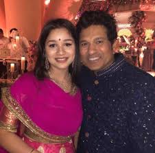 The film makers took to twitter to share the legendary cricket player sachin tendulkar along with his wife anjali tendulkar and daughter. Sachin Tendulkar With His Daughter Sara Circle Of Cricket India Facebook
