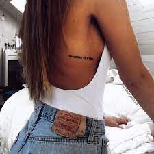 Les tatouages sur les côtes permettent tous types de dessin, il n'existe pas une thématique particulièrement populaire. Epingle Sur Tatouages Femme Idees De Tatouages Women Tattoo Inspirations