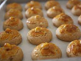 Jangan tunggu kulit kacang sudah berwarna kecoklatan atau masak sepenuhnya. Kuih Kapit Dan Biskut Kacang Rangup Sedap Snek Mesti Ada Di Raya Cina Rasa Makanan Makanan Dan Minuman Kue Kue