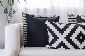 Black And White Couch Pillow 35 Sofa Throw Pillow Examples Sofa Decor Guide Home Stratosphere White Sofa Pillows Black And White Cushions Black Throw Pillows