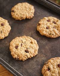 Combiner farine, avoine, bicarbonate de soude et sel dans un bol; Galettes A L Avoine Et Aux Raisins Recette Epices De Cru