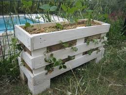 des jardinieres pour les fraises en recup de palettes creations et bricolages d oli faire un potager potager amenagement jardin