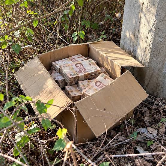 พบกล่องกระดาษ 2 ใบถูกโยนทิ้งข้างทางด่วน เปิดดูเจอเงินสดเกือบ 24 ล้านบาท  ตำรวจไล่ล่าระทึก!