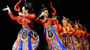 Ia terinspirasi pada kesenian rakyat yang salah kesenian bela diri yang berasal dari daerah jawa barat adalah tarung drajat. 16 Kesenian Daerah Jawa Barat Gambar Dan Maknanya Silontong