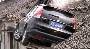 تعلم كيف تطير بسيارتك الهوندا سي ار في وتحط على السطوح موقع ويلز honda cr honda cr v