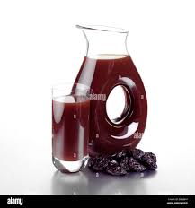 Jarra De Jugo De Ciruela Pasa Un Vaso Lleno Y Las Ciruelas Pasas Fotografia De Stock Alamy