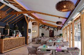 Am fost atentionati de existenta si succesul restaurantului robinson, unde se gateste romaneste, se servesc portii (g)astronomice si se mananca bine. Despre Restaurant Dragului Hotel Dragului