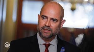 🚨 رئيس الكنيست يوجّه رسالة تهديد للشرق الأوسط 📹 أمير أوحانا، رئيس الكنيست  الإسرائيلي، نشر مقطع فيديو يوثق الهجوم الجوي الذي شنّته #تل_أبيب علي #قطر،  وأرفقه بتحذير قال فيه: ❞هذه رسالة لكل