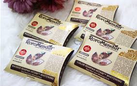 Produk sabun wajah dari roro mendut ini dikemas dalam box unik berbentuk hexagon. Bundle Of Joy Review Masker Dan Lulur Rempah Hitam Whitening Roro Mendut Traditional Beauty