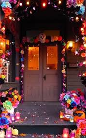 Day Of The Dead Decorations All Things Colorful Decoraciones Inspiradas En El Dia De Los Muertos Super Halloween Decorations Day Of The Dead Party Holiday