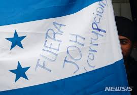 Jun 25, 2021 · 또한 교도소 내에서 범죄 지시가 이뤄지고 있는 것을 막기 위해 수감된 같은 갱단 조직원끼리 한방에서 지내지 못하도록 하고 감방 철창에 판을 설치하여 마주한 감방끼리의 소통을 차단시킨다. ì˜¨ë'ë¼ìŠ¤ êµë„ì†Œì—ì„œ í­ë ¥ì‚¬íƒœ 18ëª… ì‚¬ë§ 16ëª… ë¶€ìƒ ë‰´ìŠ¤ ë™ì•„ë‹·ì»´