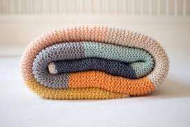 Xxl decke diy anleitung zum armstricken lykke life. Geschenk Zur Geburt Babydecke Mit Streifen Selber Stricken