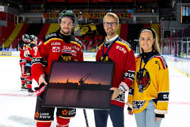Det var på den tiden sverige lyckades locka hit de bästa finländarna som inte platsade i nhl. Lulea Hockey On Twitter Dagens Matchsponsor Roger Niemi Bilab Representerade Av Vd Eric Wallin Samt Respektive Alexandra Fredriksson Som Mottar En Troja I Bjorngapet Av Lagkapten Erik Gustavsson Eric Och Alexandra Delar