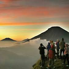 Saat di puncak gunung karang puang kita dapat menikmati sunset sore hari bahkan jika pengunjung ingin menikmati segarnya udara pagi dan terbitnya matahari juga dapat dinikmati di atas puncak gunung tersebut. Sunset In Indonesia Indonesia