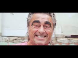 Omdat hij regelmatig meezong, werd hij bekend als de zingende barkeeper. Rob Van Daal We Gaan Wijnen He Trut Officiele Videoclip Youtube