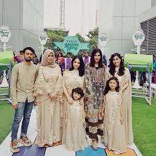 Jun 20, 2021 · acara pertunangan itu dihadiri keluarga yang mengenakan baju seragam kompak. 9 Inspirasi Model Baju Kembaran Dengan Keluarga Dari Para Artis Yang Wajib Kamu Tiru