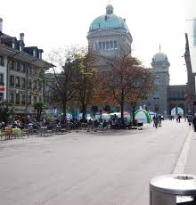 Ein auf das bundeshaus bezogenes rechteck aus naturstein dominiert den platz. Fruher Und Heute Barenplatz Und Bundeshaus Bern Und Umgebung Blog