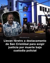 Entre lágrimas y consignas, familiares de Miguel Antonio Lucas Valenzuela trasladaron este jueves su ataúd hasta la sede de la Dirección Regional de la Policía Nacional en San Cristóbal, en protesta por
