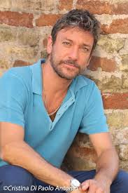 Sergio Assisi Incontra Il Pubblico Del Duel Village In Sala Anche Ernesto Lama E Massimo Andrei A Cura Di Redazione Http Notizie Uomini Tatuati Pubblicita