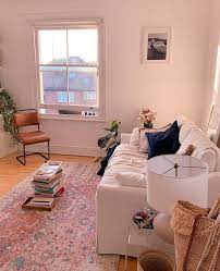Small Simple Living Room With Pink Rug And White Sofa Homedecor Livingroom Livingroomdecor House Interior Home Home Decor