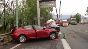 Un accident de la route est un événement qui implique un ou plusieurs, véhicule(s) motorisé(s), qui a lieu sur une voie publique et qui entraîne des dommages physiques ou matériels. Deux Accidents Graves En Haute Savoie Et Dans L Ain