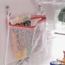 冷蔵庫の中の壁面は 100均ショップのトラベルポーチ または洗濯ネットなどでもｏｋ と吸盤フックを使えば 小物の収納 場所に変身 調味料チューブなど 立てて収納するのが難しく 散らばりやすいものも これでグンと取り出しやすくなります 収納 アイデア 収納