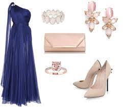Echa un vistazo a la selección de accesorios para vestidos azul marino que algunos de los tonos con los que mejor suele quedar son el marrón, el blanco y el naranja, aunque si seleccionas zapatos o complementos en rojo sin. Complementos Para Un Vestido Azul Marino Indispensables
