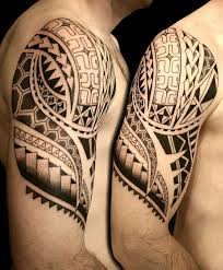 Polynesisches Tattoo Am Oberarm Wichtige Symbole Maori Tattoos Tattoos Oberarm Schulter Tattoos Oberarm