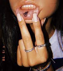 In Lips Tattoo Hawaiiantattoos Tatowierungen Smal Tattoo Tattoo Ideen