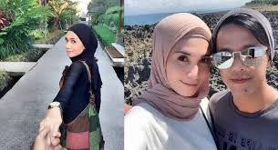 Dan berikut ini kumpulan gambarnya. Izreen Azminda Terharu Suami Jadi Orang Pertama Ucap Happy Birthday Suara Viral Malaysia