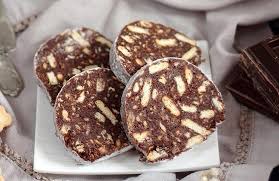 Pregătim o folie alimentară și răsturnăm pe ea, compoziția pentru salam de biscuiți cu nucă și rahat. Salam De Biscuiti Reteta Mamei Pas Cu Pas Retete Laura Adamache