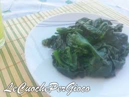 Infine possiamo mantecare gli spinaci cotti in padella con abbondante parmigiano grattugiato, per regalare un tocco di sapore in più. Come Cucinare Spinaci Freschi In Padella Ricetta Facile