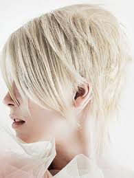 Via libera quindi a tagli di capelli corti maschili e scalati o alle loro versioni più chic e dallo styling più dolce, che suggeriscano un'idea . Capelli Corti Sfilati