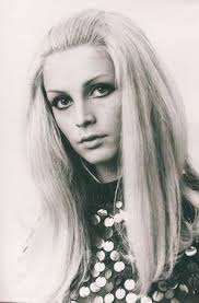 Dal pavarotti and friends del maggio 2001, luciano pavarotti duetta con patty pravo sulle note di pazza idea. Patty Pravo Negli Anni 60 Vintage Hairstyles 70s Pop Culture 60s And 70s Fashion