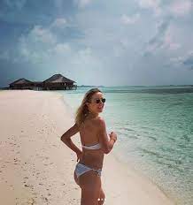 На фотографии украинская теннисистка показалась на фоне чистого голубого неба в поле, с открытым верхом. Svitolina Zasvetila Natrenirovannuyu Figuru Na Maldivah Portal O Znamenitostyah Like