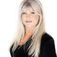 Lynette Wallace's Instagram, Twitter & Facebook